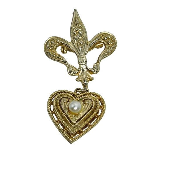 Vintage Gold Tone Fleur De Lis Brooch W/ Dangling Faux Pearl Heart Charm (5751) - Picture 4 of 7